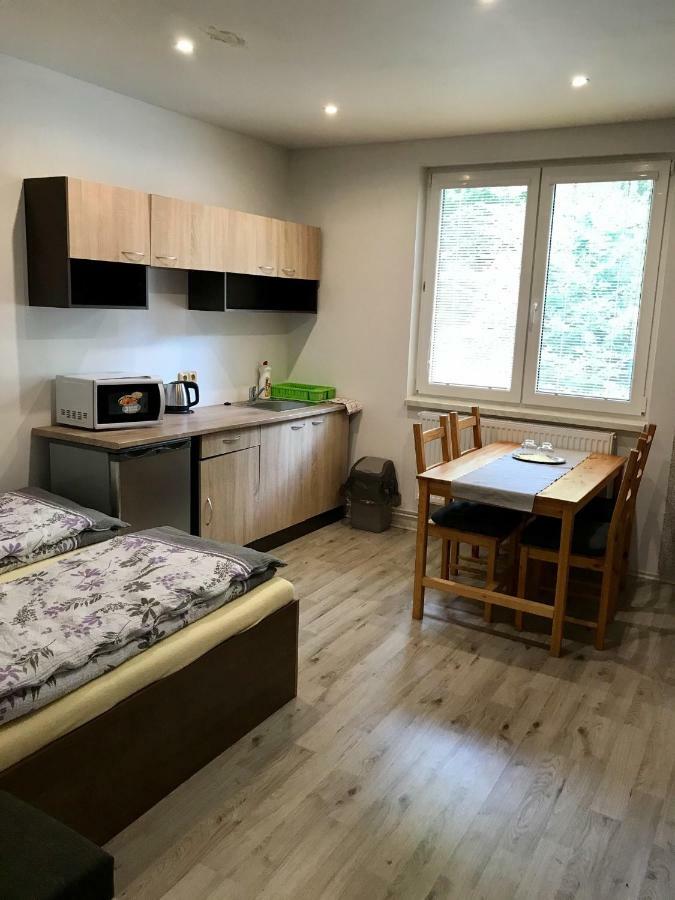 Restaurace Penzion Pod Sumarnikem Tvarozna Lhota Kültér fotó
